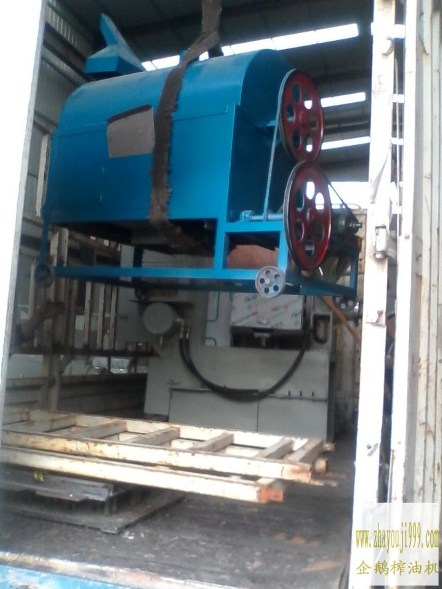 菜籽榨油機配套設備裝車現場