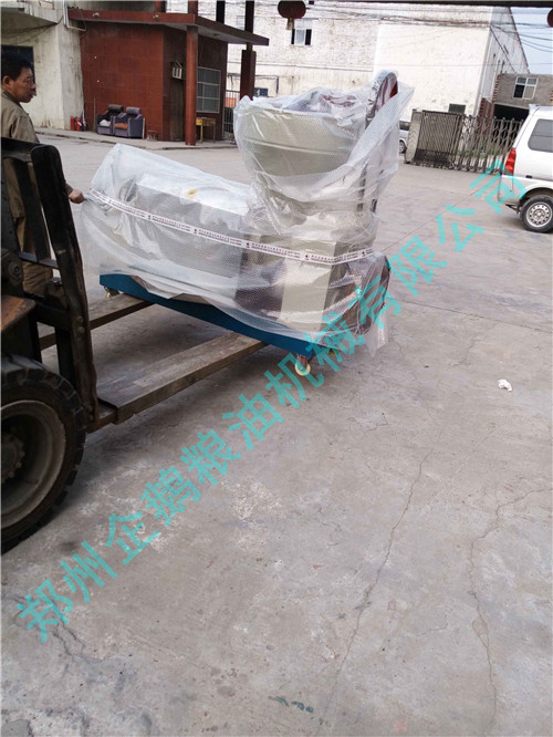 四川萬源客戶小型榨油機(jī)設(shè)備發(fā)貨現(xiàn)場(圖2)