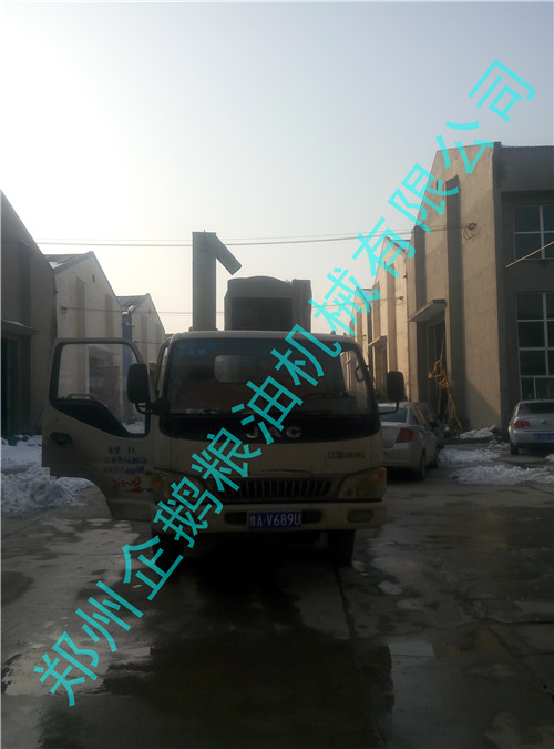 平頂山客戶(hù)130型螺旋榨油機(jī)設(shè)備今發(fā)貨(圖1)