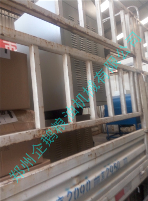 企鵝榨油機廠家1月6日發(fā)貨現(xiàn)場(圖4)