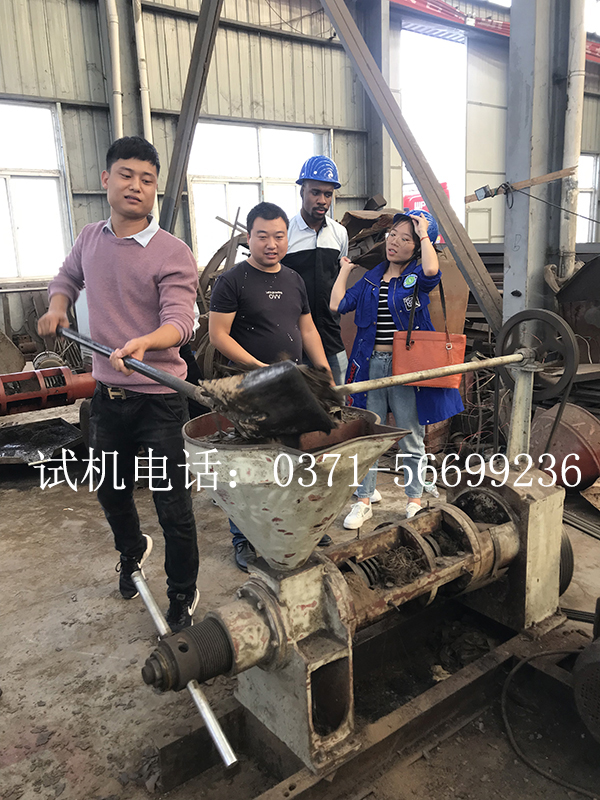 榨油機價格是首要關注對象嗎(圖3) 客戶試機螺旋榨油機